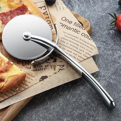 Couteau à pizza posé à plat sur une pizza en présentation