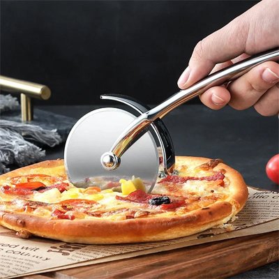 Couteau à pizza utilisé pour couper une pizza