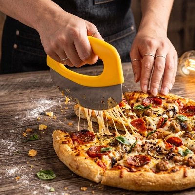 Couteau à pizza utilisé pour couper une pizza