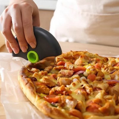 Couteau à pizza utilisé pour découper une pizza