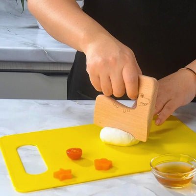 Personne coupant une pâte avec un couteau cuisine enfant