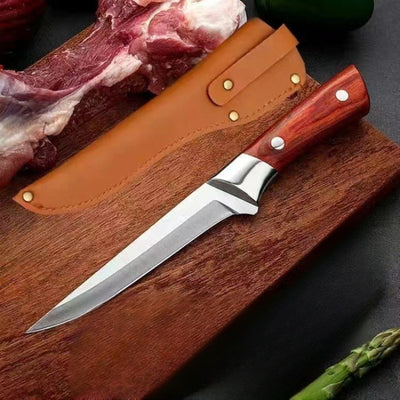 Couteau de cuisine posé avec son étui sur une planche à découper 