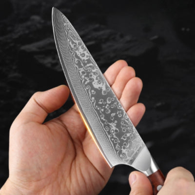 Couteau du set de couteaux de cuisine présenté dans une main 