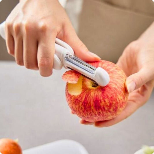 Couteau économe utilisé pour éplucher une pomme