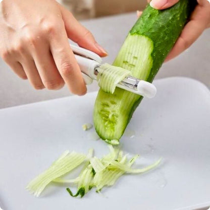 Couteau économe utilisé pour faire une julienne de concombre