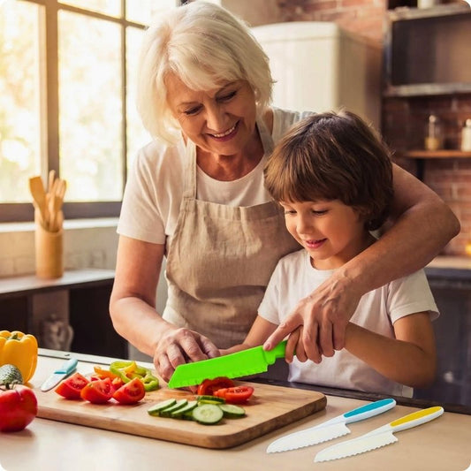 couteau enfant mon p'tit chef'ine utilisé par mamie et petit fils pour couper legumes