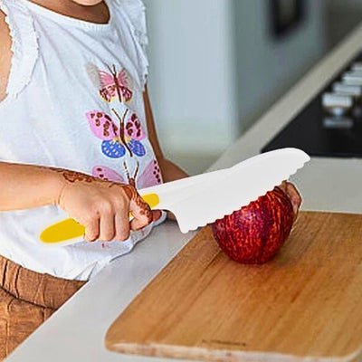 Couteau pour enfant coutranquil'ine utilisé pour couper une pomme