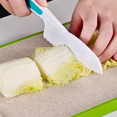 Couteau pour enfant coutranquil'ine utilisé pour couper une salade