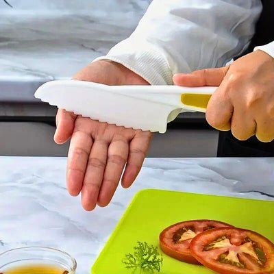 Couteau pour enfant coutranquil'ine posé sur une main