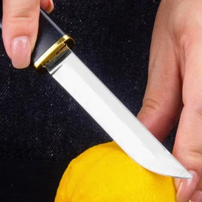 Couteaux de cuisine en train de couper un citron