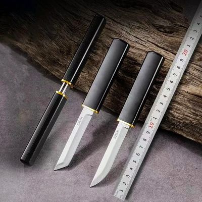 Couteaux de cuisine posés à côté d'une règle