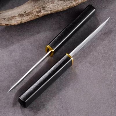 Couteaux de cuisine posés sur table