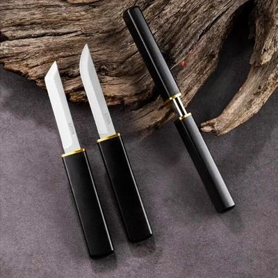 Couteaux de cuisine posés à cheval sur un bout de bois et une table.