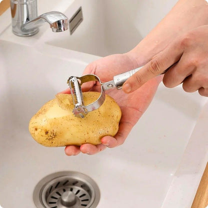 économe à julienne july'ine utilisé pour éplucher une pomme e terre