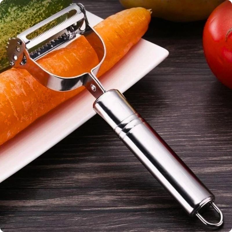 économe à julienne july'ine posé sur carotte dans une assiette