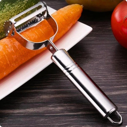 économe à julienne july'ine posé sur carotte dans une assiette