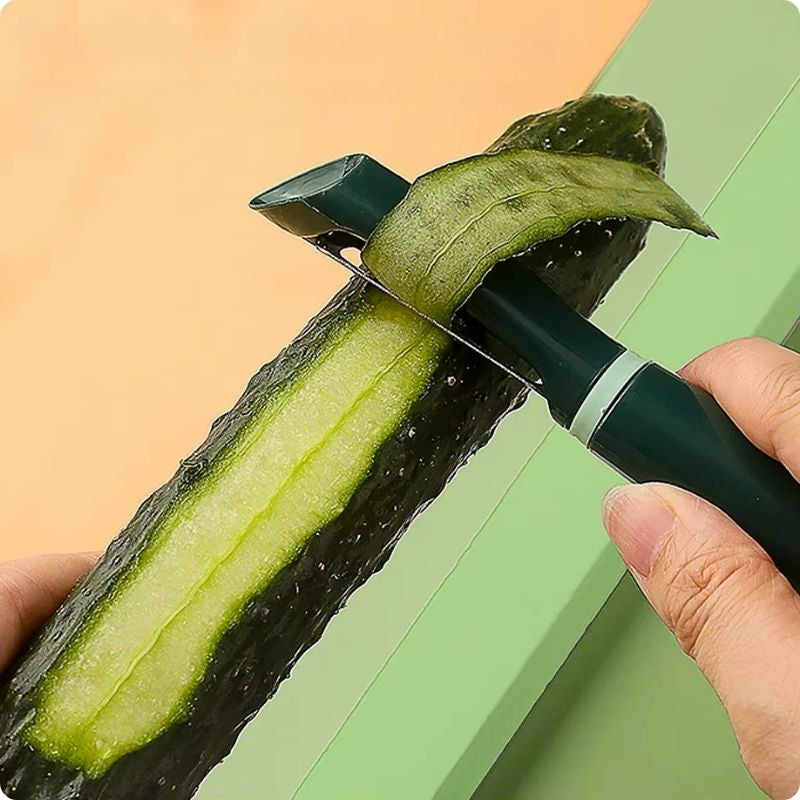Économe couteau précis ergo utilisé pour éplucher un concombre.