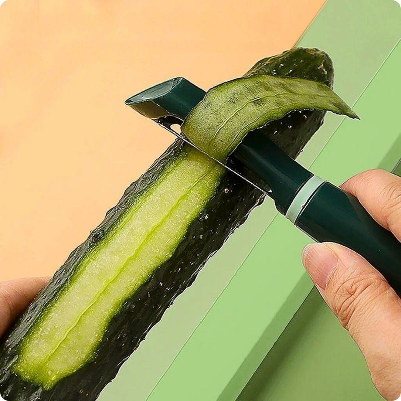 Personne en train d'éplucher un concombre avec un économe cuisine.
