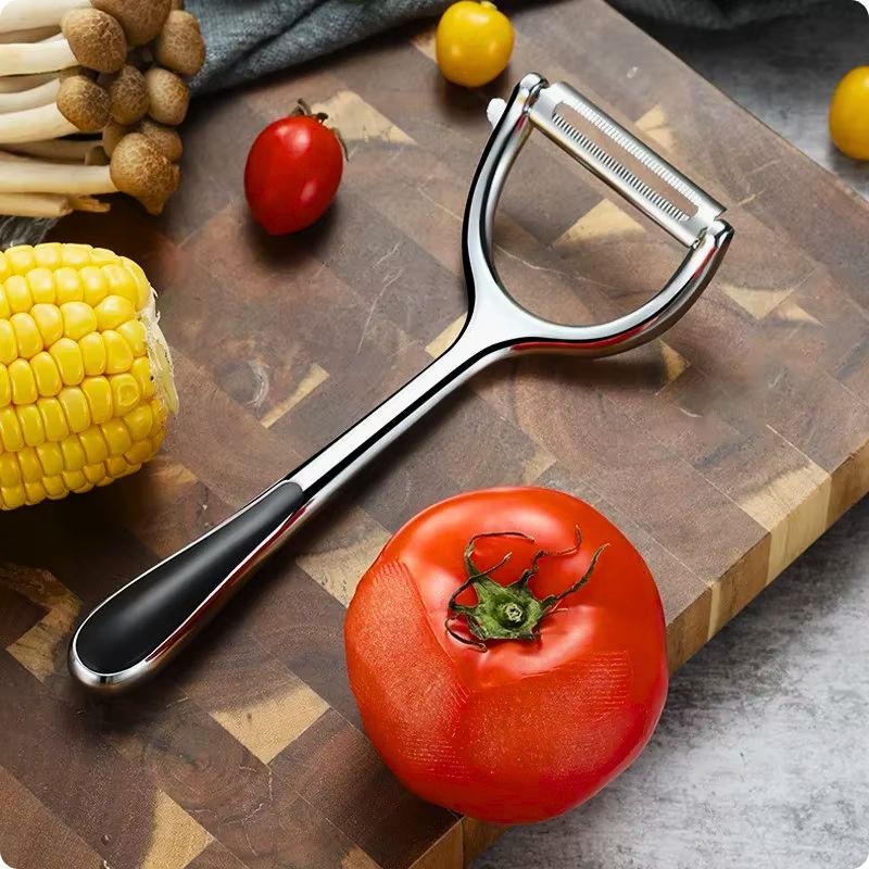 Econome pomme de terre posé sur une planche à découper