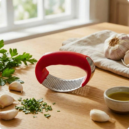 Ecraseur d'ail bascule broy'ine rouge sur table