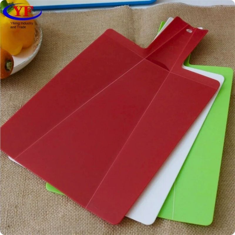 ensemble planche à découper colorées posées sur une table