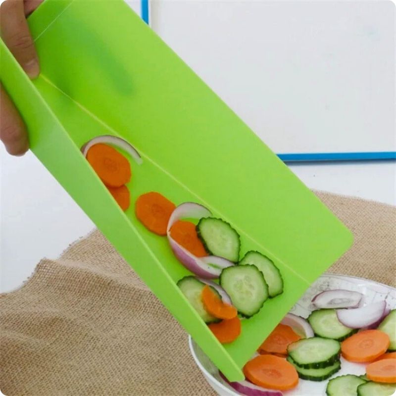 ensemble planche à découper colorées utilisée pour verser légumes dans plat