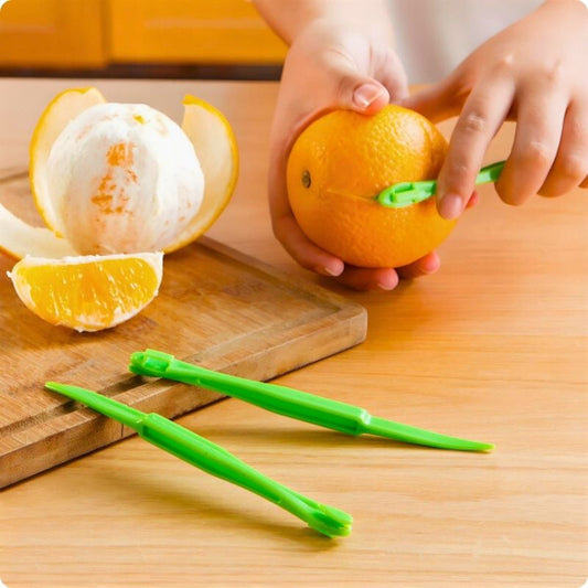 Personne réalisant une incision dans une orange à l'aide d'n epluche agrume