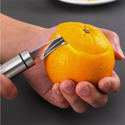 Personne en train d'éplucher une orange avec un éplucheur adapté, en découpant le haut de l'orange comme un chapeau. 