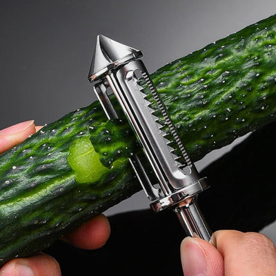 Personne en train d'éplucher un concombre, elle tient le concombre avec sa main gauche et l'éplucheur avec sa main droite, un bout d'épluchure passe dans l'éplucheur.