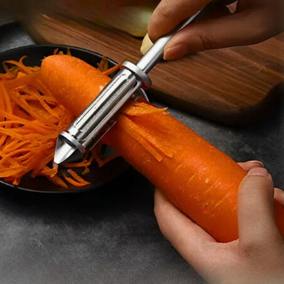 Personne en train de couper une carotte en julienne avec un éplucheur, elle tient la carotte avec sa main gauche et l'éplucheur avec sa main droite, en dessous une assiette remplit de carottes coupées.
