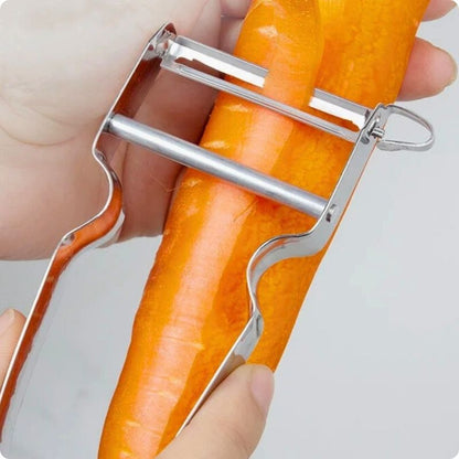 Épluchure d'une carotte dans lame éplucheur à légumes
