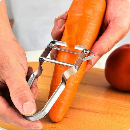Homme épluchant carotte avec éplucheur à légumes
