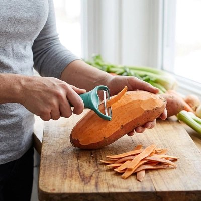 Éplucheur à légumes utilisé pour éplucher une patate douce