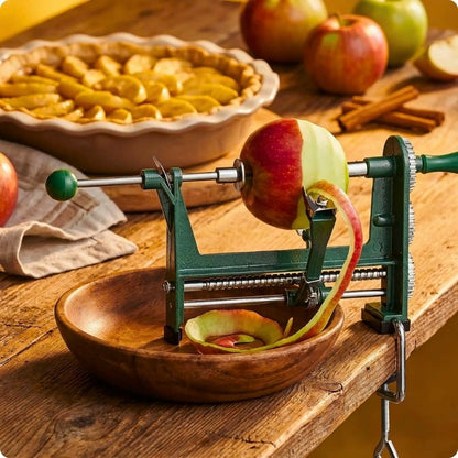 éplucheur à pommes pomm'ine posé dans une assiette