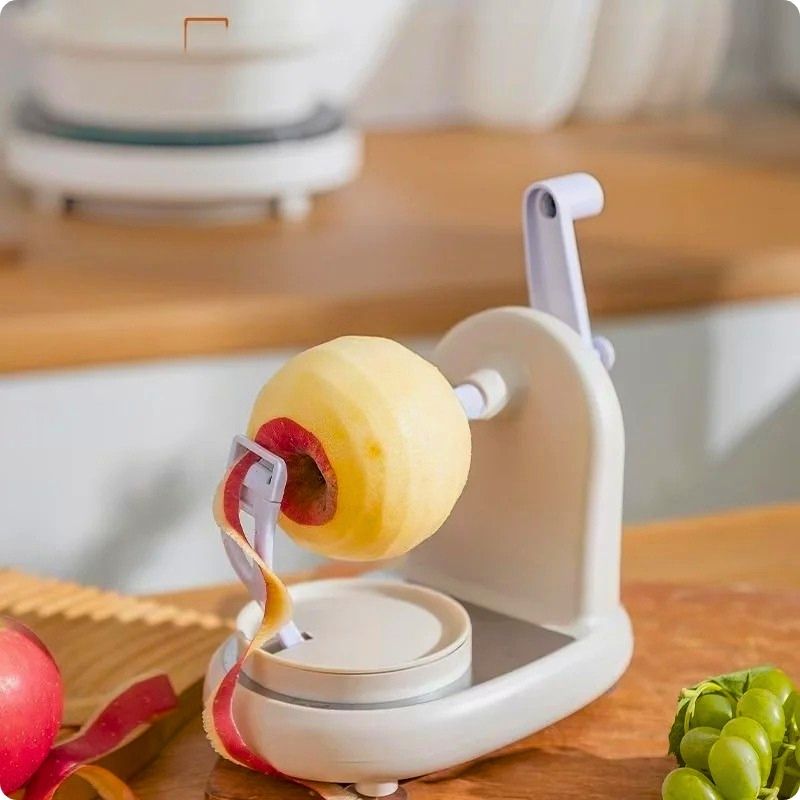 éplucheur de pommes pel'ine avec une pomme totalement épluchée sur l'appareil