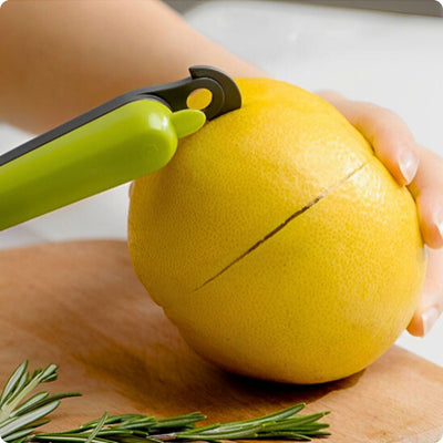 Éplucheur faisant des rainures dans une orange.