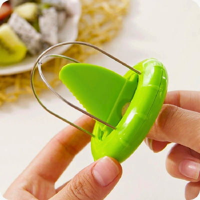 Éplucheur spécialement conçu pour les kiwis, tenu par deux mains et présenté sous sa forme rangé avec la lame à l'intérieur.
