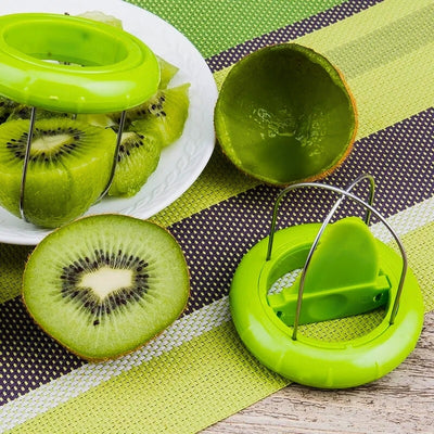 Éplucheur spécialement conçu pour les kiwis posé sur une table avec à côté une peau de kiwi et l'appareil posé dans une assiette avec le kiwi dedans.