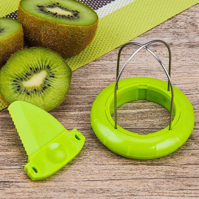 Éplucheur spécialement conçu pour les kiwis posé sur une table avec à côté de kiwis coupés en deux. La lame fourni est posé à côté.