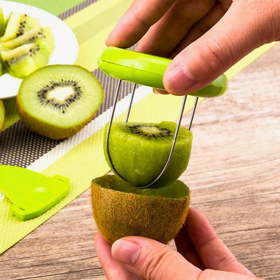 Mains d'une personne en train d'éplucher un kiwi avec un éplucheur spécialement conçu pour ce fruit. En arrière-plan, une assiette remplit de Kiwis coupés
