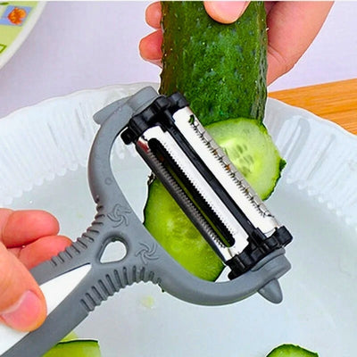 Personne en train de couper en lamelle un concombre avec un éplucheur gris, il tient le concombre dans sa main gauche et l'éplucheur dans sa main droite, en fond une assiette.