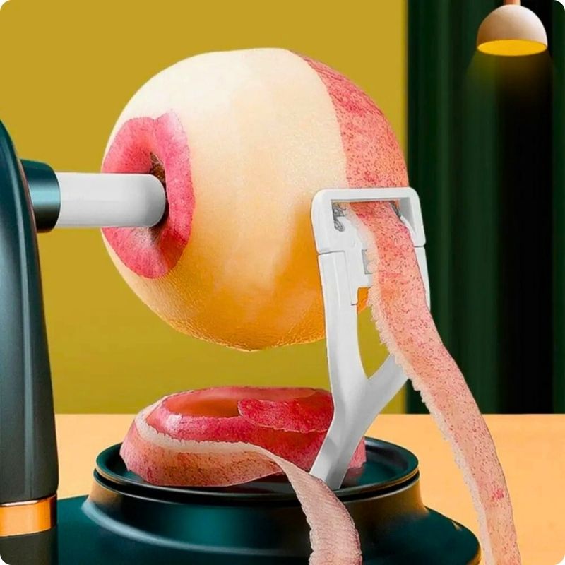Éplucheuse à pomme avec pelure dans lame.