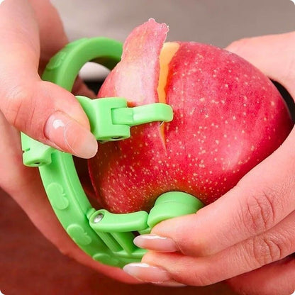 Épluchure d'une pomme passant dans lame éplucheuse à pomme.