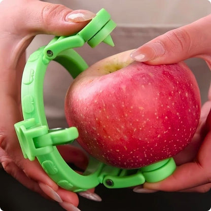 Personne mettant éplucheuse à pomme sur pomme.
