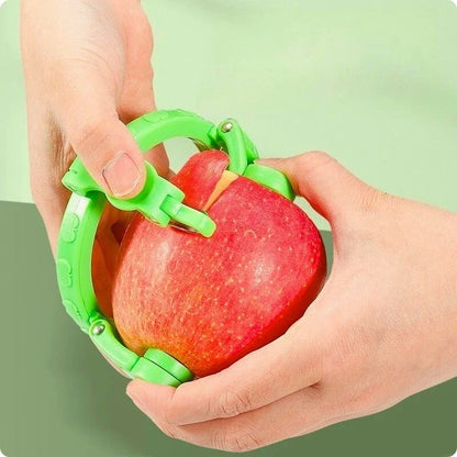 Personne épluchant pomme avec éplucheuse à pomme