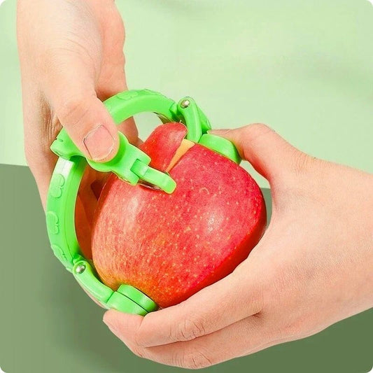 Personne épluchant pomme avec éplucheuse à pomme