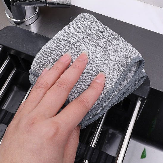 Essuie main passé sur grille de cuisson