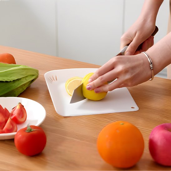 Femme qui découpe un citron sur la planche à découper
