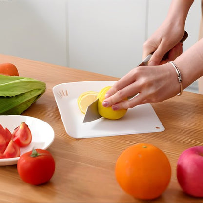 Femme qui découpe un citron sur la planche à découper