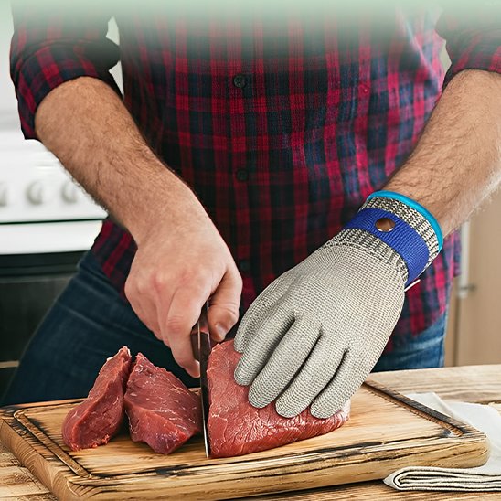 Gant anti coupure porté pour couper de la viande